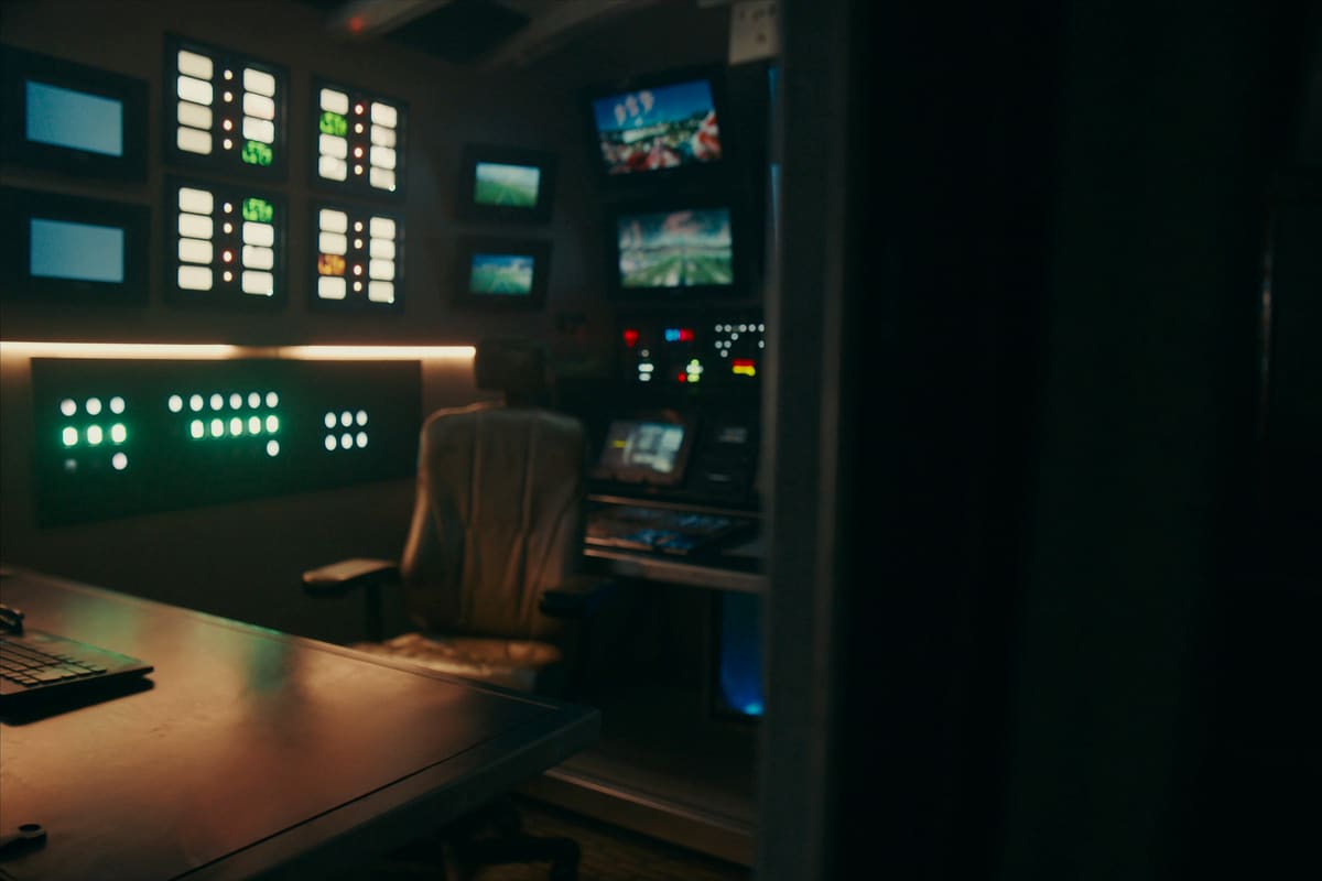 Interior de un móvil de exteriores de noche, con la galería de monitores encendida